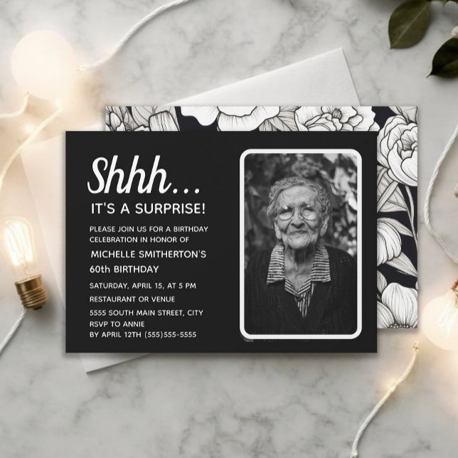 Invitación Sorpresa 60 cumpleaños foto negro blanco  (Black and white floral surprise birthday party photo invitation)