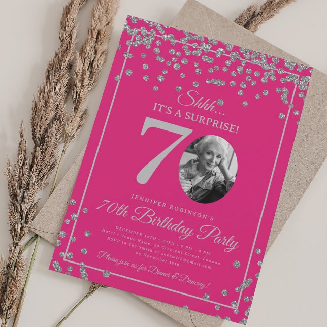 Invitación Sorpresa Cumpleaños 70 Cumpleaños Plateado Confeti (SURPRISE 70th Birthday Silver Confetti Hot Pink Invitation)