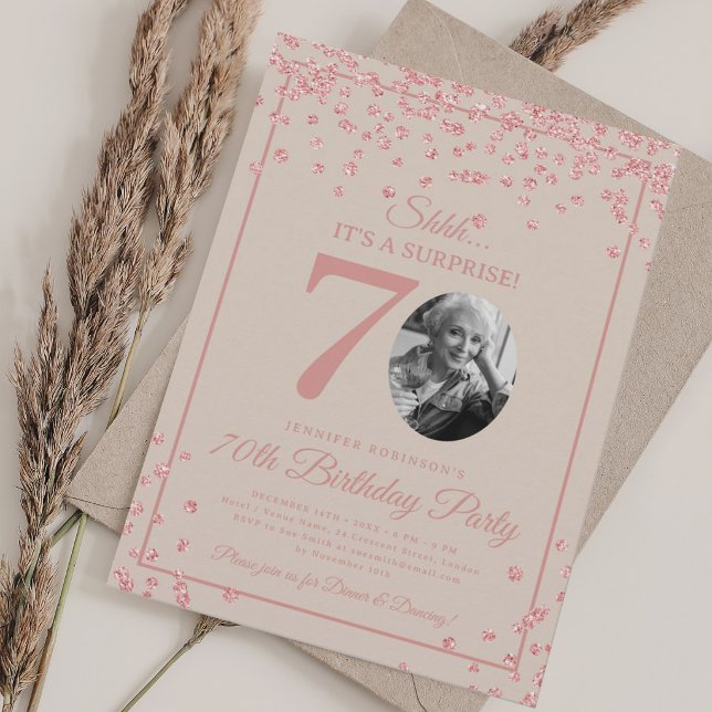 Invitación Sorpresa Cumpleaños 70 Rosa Dorado Confeti Beige (SURPRISE 70th Birthday Rose Gold Confetti Beige Invitation)