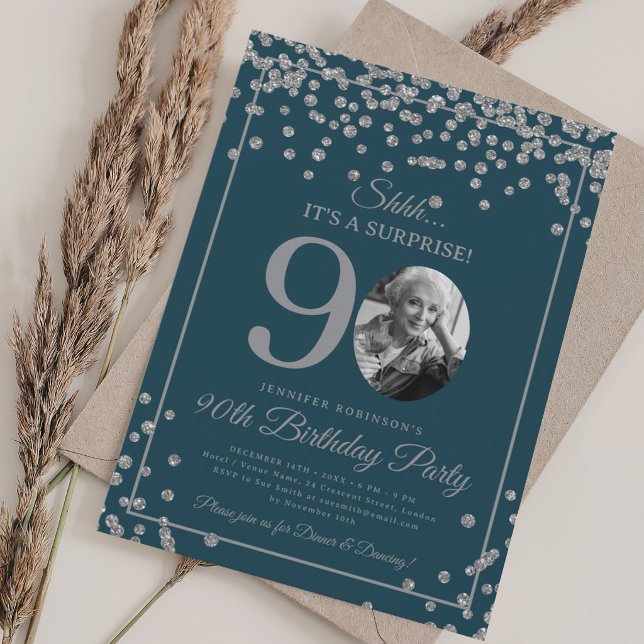 Invitación Sorpresa Cumpleaños 90 Cumpleaños Plata Confeti Az (SURPRISE 90th Birthday Silver Confetti Navy Blue Invitation)