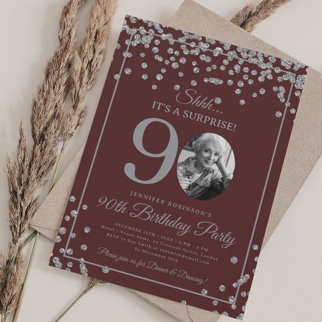 Invitación Sorpresa Cumpleaños 90 Cumpleaños Plata Confeti Bu (SURPRISE 90th Birthday Silver Confetti Burgundy Invitation)