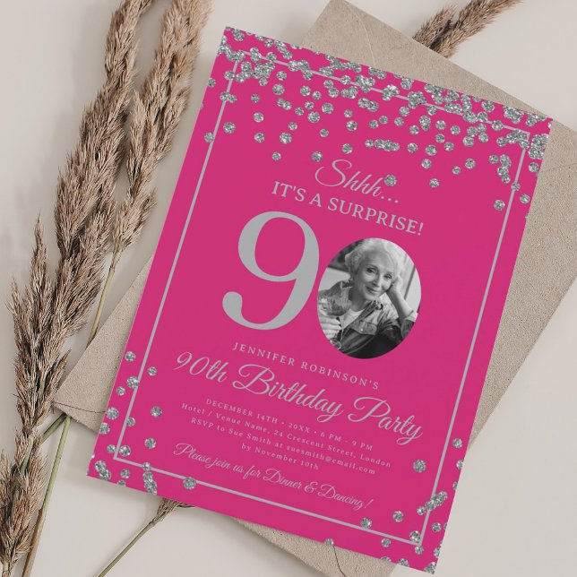 Invitación Sorpresa Cumpleaños 90 Cumpleaños Plateado Confeti (SURPRISE 90th Birthday Silver Confetti Hot Pink Invitation)