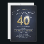Invitación Sorpresa de adultos modernos de color azul y oro 4<br><div class="desc">Moderno Shhh, es una sorprendente invitación a la fiesta de cumpleaños número 40 que incluye un guión elegante y un falso purpurina de oro número 40 y los detalles de su fiesta sobre el color de fondo azul marino, simple y elegante, gran invitación sorpresa para adultos de cumpleaños para hombres...</div>