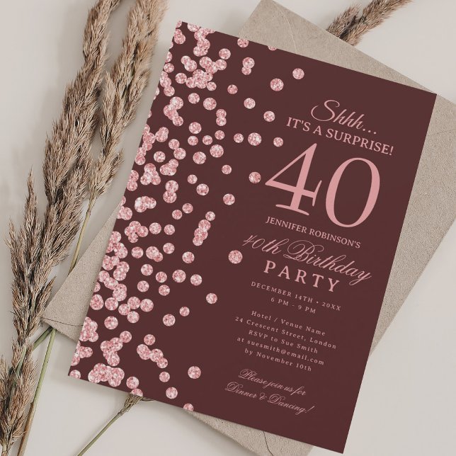 Invitación Sorpresa de brillo de oro rosa para 40 cumpleaños  (Rose Gold Glitter Surprise 40th Birthday Burgundy Invitation)