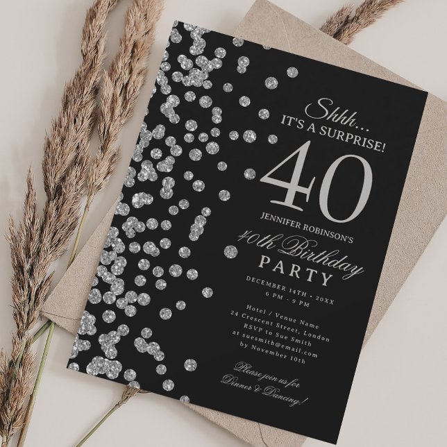 Invitación Sorpresa de brillo de plata Cumpleaños 40 negro (Silver Glitter Surprise 40th Birthday Black Invitation)