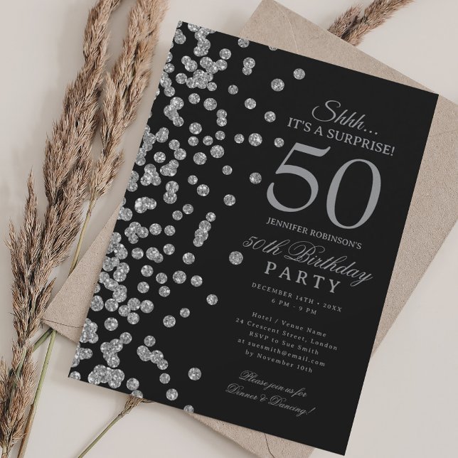 Invitación Sorpresa de brillo de plata Cumpleaños 50 negro (Silver Glitter Surprise 50th Birthday Black Invitation)
