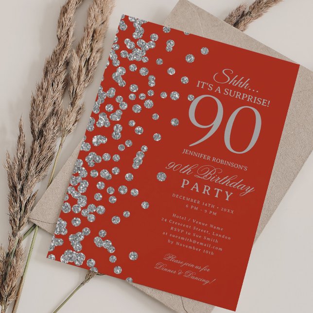 Invitación  Sorpresa de brillo de plata Cumpleaños 90 rojo  (Silver Glitter Surprise 90th Birthday Red Invitation)