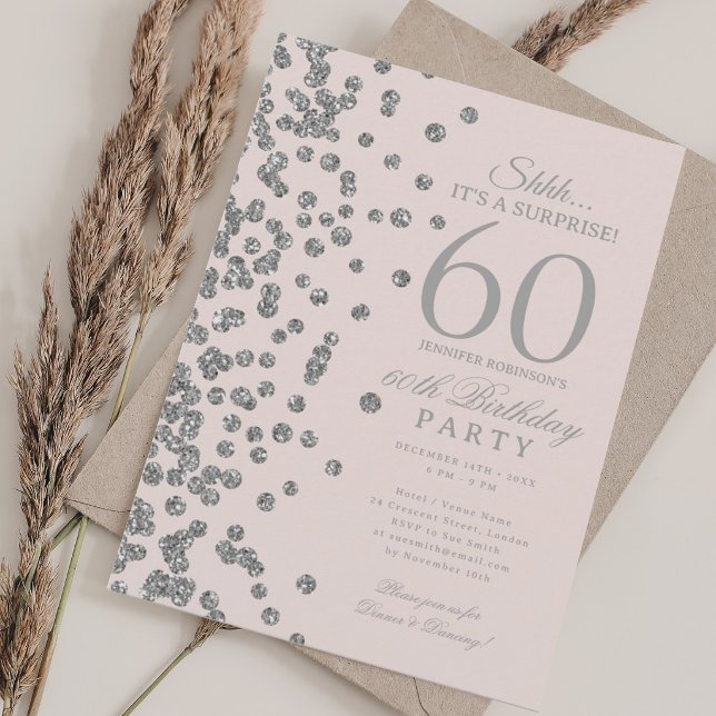 Invitación Sorpresa de brillo plateado Cumpleaños 60 Cumpleañ (Silver Glitter Surprise 60th Birthday Blush Pink Invitation)