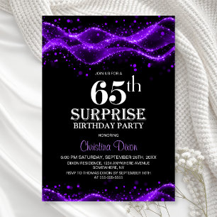 Invitación Sorpresa de cumpleaños 65 negro y púrpura