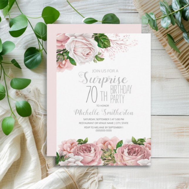 Invitación Sorpresa de cumpleaños 70 en rosa floral (Blush pink vintage floral surprise 70th birthday party invitation)