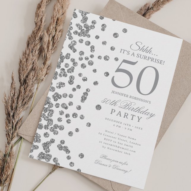 Invitación Sorpresa de cumpleaños número 50 con brillo platea (Silver Glitter Surprise 50th Birthday Party Invitation)