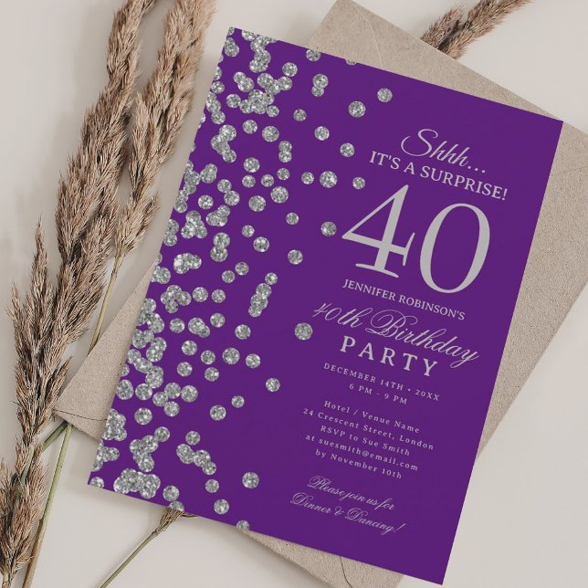 Invitación Sorpresa de purpurina plateada Cumpleaños 40 (Silver Glitter Surprise 40th Birthday Purple Invitation)