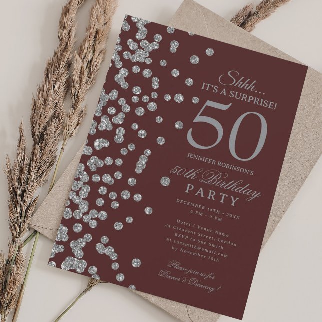Invitación Sorpresa de purpurina plateada Cumpleaños 50  (Silver Glitter Surprise 50th Birthday Burgundy Invitation)