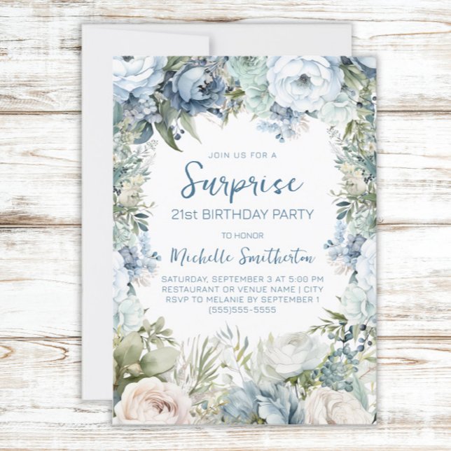 Invitación Sorpresa elegante de cumpleaños 21 con flores azul (Dusty blue watercolor floral and sage green leaves surprise 21st birthday party invitation)