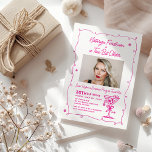 Invitación SORPRESA FIESTA 30.º cumpleaños Foto Martini<br><div class="desc">La foto del celebrante de cumpleaños ocupa el centro del escenario en esta moderna invitación de cumpleaños martini. El elegante diseño de moda incluye un espresso martini. Una proa de bonito añade un toque femenino. Todo el texto es editable.</div>