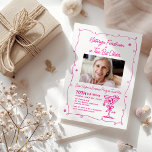 Invitación SORPRESA FIESTA 70th Birthday Photo Martini<br><div class="desc">La foto del celebrante de cumpleaños ocupa el centro del escenario en esta moderna invitación de cumpleaños martini. El elegante diseño de moda incluye un espresso martini. Una proa de bonito añade un toque femenino. Todo el texto es editable.</div>