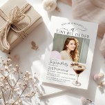 Invitación SORPRESA FIESTA A Tini bit mayor Martini 21<br><div class="desc">La foto del celebrante de cumpleaños ocupa el centro del escenario en esta invitación sorpresa de cumpleaños fiesta martini. El elegante diseño de moda incluye un espresso martini. Una proa de bonito añade un toque femenino. Todo el texto es editable.</div>