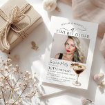Invitación SORPRESA FIESTA A Tini bit mayor Martini 30<br><div class="desc">La foto del celebrante de cumpleaños ocupa el centro del escenario en esta invitación sorpresa de cumpleaños fiesta martini. El elegante diseño de moda incluye un espresso martini. Una proa de bonito añade un toque femenino. Todo el texto es editable.</div>