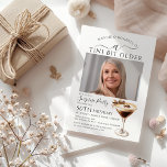 Invitación SORPRESA FIESTA A Tini bit mayor Martini 50<br><div class="desc">La foto del celebrante de cumpleaños ocupa el centro del escenario en esta invitación sorpresa de cumpleaños fiesta martini. El elegante diseño de moda incluye un espresso martini. Una proa de bonito añade un toque femenino. Todo el texto es editable.</div>