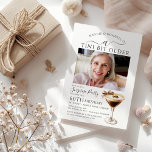 Invitación SORPRESA FIESTA A Tini bit mayor Martini 60<br><div class="desc">La foto del celebrante de cumpleaños ocupa el centro del escenario en esta invitación sorpresa de cumpleaños fiesta martini. El elegante diseño de moda incluye un espresso martini. Una proa de bonito añade un toque femenino. Todo el texto es editable.</div>