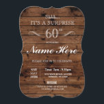 Invitación SORPRESA Fiesta de cumpleaños Rustic Wood a cualqu<br><div class="desc">Diseño rústico de madera de época. Perfecto para cualquier cumpleaños de edad. Simplemente cambie el texto para que se ajuste a su fiesta. Se incluye la impresión posterior.</div>