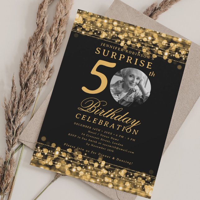 Invitación SORPRESA Foto 50.ª fiesta de cumpleaños Luces de o (SURPRISE Photo 50th Birthday Party Gold Lights Invitation)