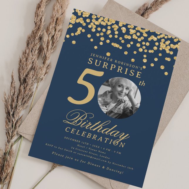 Invitación SORPRESA Foto 50.º cumpleaños Armada de Confetti d (SURPRISE Photo 50th Birthday Gold Confetti Navy Invitation)