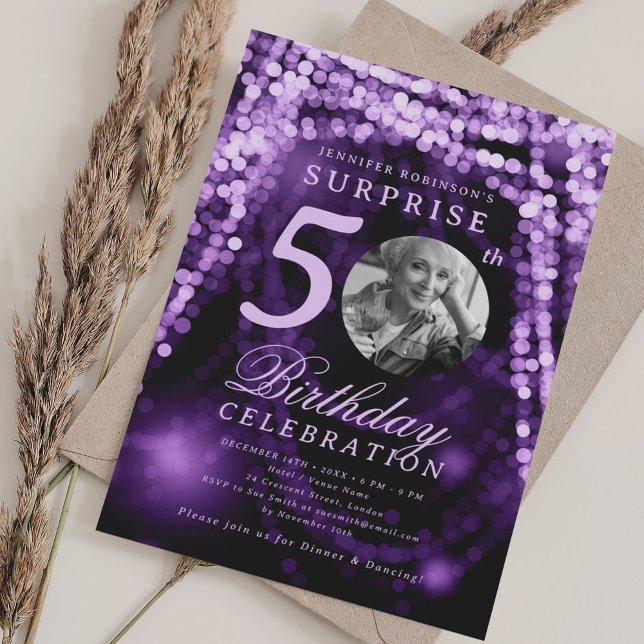 Invitación SORPRESA Foto 50.º cumpleaños Luces de violeta púr (SURPRISE Photo 50th Birthday Purple Glam Lights Invitation)