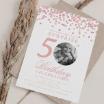 Invitación SORPRESA Foto 50.º Rosa de cumpleaños<br><div class="desc">Un elegante diseño de la fiesta "50th Birthday" con foto personalizada,  tipografía moderna y fondo de confeti purpurina.</div>