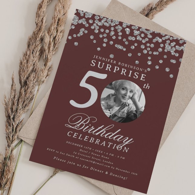 Invitación SORPRESA Foto 50 cumpleaños Borgoña plateada (SURPRISE Photo 50th Birthday Silver Burgundy Invitation)