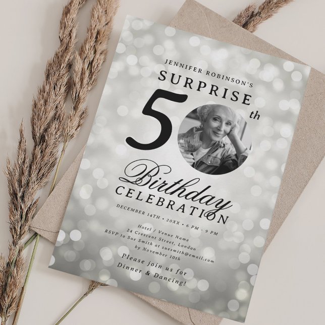 Invitación SORPRESA Foto 50 cumpleaños fiesta de plata Bokeh (SURPRISE Photo 50th Birthday Party Silver Bokeh Invitation)