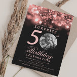 Invitación SORPRESA Foto 50 cumpleaños Rosa de oro medianoche<br><div class="desc">Un elegante diseño de la fiesta "50th Birthday" con foto personalizada,  tipografía moderna y fondo de luces de cuerda.</div>