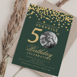 Invitación SORPRESA Foto 50th Birthday Gold Confetti Green<br><div class="desc">Un elegante diseño de la fiesta "50th Birthday" con foto personalizada,  tipografía moderna y fondo de confeti purpurina.</div>
