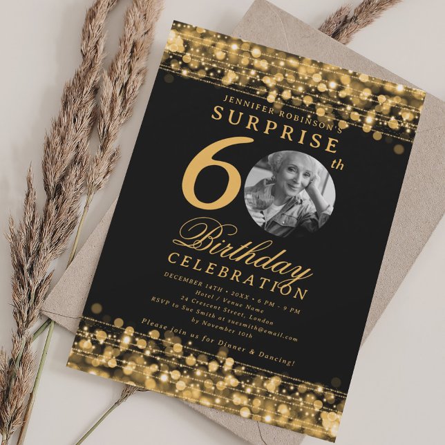 Invitación SORPRESA Foto 60.ª fiesta de cumpleaños Luces de o (SURPRISE Photo 60th Birthday Party Gold Lights Invitation)