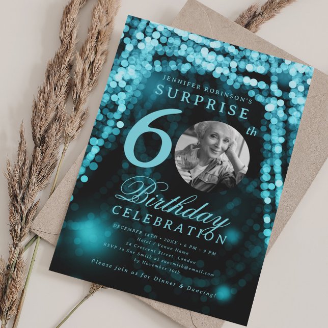 Invitación SORPRESA Foto 60 cumpleaños Luces de vidrio turque (SURPRISE Photo 60th Birthday Turquoise Glam Lights Invitation)