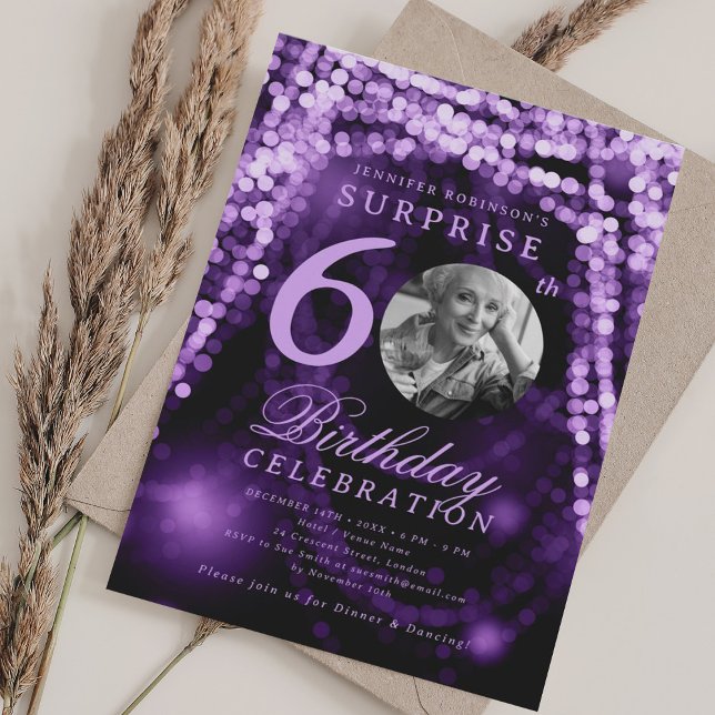 Invitación SORPRESA Foto 60 cumpleaños Luces de violeta púrpu (SURPRISE Photo 60th Birthday Purple Glam Lights Invitation)
