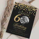 Invitación SORPRESA Foto 60th Birthday Gold Confetti Black<br><div class="desc">Un elegante diseño de la fiesta de cumpleaños número 60 con foto personalizada,  tipografía moderna y fondo de confeti purpurina.</div>