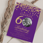 Invitación SORPRESA Foto 60th Birthday Gold Confetti Purple<br><div class="desc">Un elegante diseño de la fiesta de cumpleaños número 60 con foto personalizada,  tipografía moderna y fondo de confeti purpurina.</div>