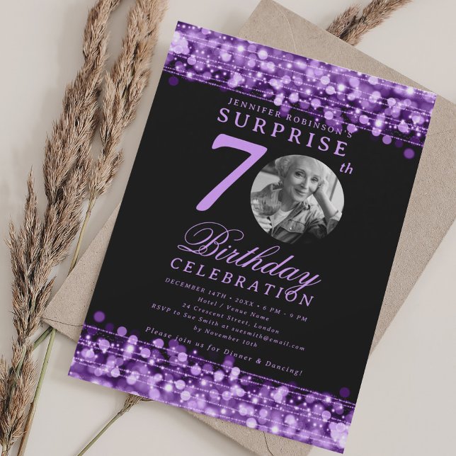 Invitación SORPRESA Foto 70.º cumpleaños Luces púrpuras (SURPRISE Photo 70th Birthday Purple Lights Invitation)