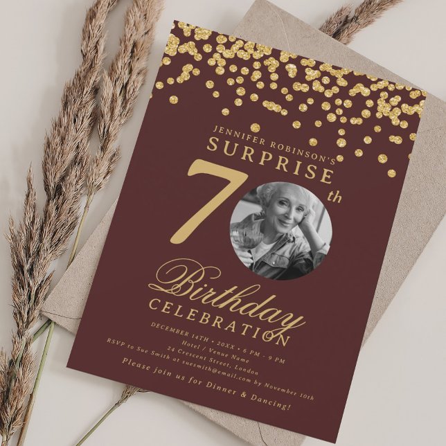 Invitación SORPRESA Foto 70 Cumpleaños Confetti de oro Borgoñ (SURPRISE Photo 70 Birthday Gold Confetti Burgundy Invitation)