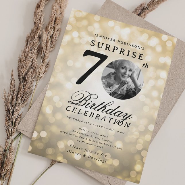 Invitación SORPRESA Foto 70 cumpleaños fiesta Bokeh de oro (SURPRISE Photo 70th Birthday Party Gold Bokeh Invitation)