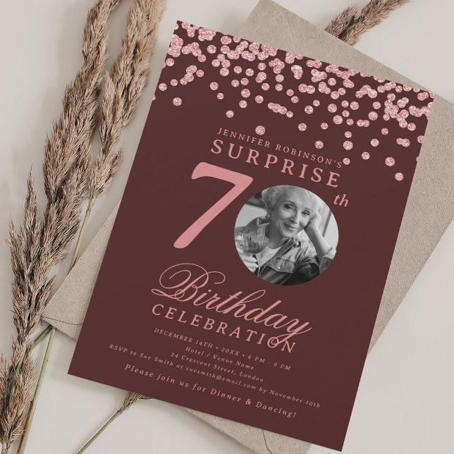 Invitación SORPRESA Foto 70 cumpleaños Rosa de oro Borgoña (SURPRISE Photo 70th Birthday Rose Gold Burgundy Invitation)