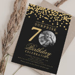 Invitación SORPRESA Foto 70th Birthday Gold Confetti Black<br><div class="desc">Un elegante diseño de la fiesta "Cumpleaños 70" con foto personalizada,  tipografía moderna y fondo de confeti purpurina.</div>