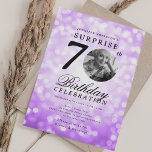 Invitación SORPRESA Foto 70th Birthday Party Purple Bokeh<br><div class="desc">Un elegante diseño de la fiesta de cumpleaños 70 con foto personalizada,  tipografía moderna y fondo de luces de bokeh.</div>