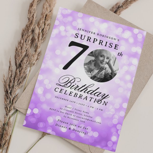 Invitación SORPRESA Foto 70th Birthday Party Purple Bokeh (SURPRISE Photo 70th Birthday Party Purple Bokeh Invitation)