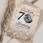 Invitación SORPRESA Foto 70th Birthday Party Rosa Gold Bokeh<br><div class="desc">Un elegante diseño de la fiesta de cumpleaños 70 con foto personalizada,  tipografía moderna y fondo de luces de bokeh.</div>