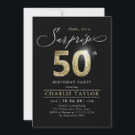 Invitación Sorpresa moderna para adultos negros y dorados 50<br><div class="desc">Moderno Shhh, es una sorprendente invitación a la fiesta de 50 años que incluye un guión elegante y un falso purpurina de oro número 50 y los detalles de su fiesta sobre el color de fondo negro, simple y elegante, una gran sorpresa para adultos invitaciones de cumpleaños para hombres y...</div>