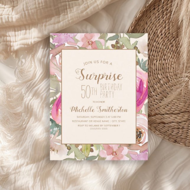 Invitación Sorpresa suave de la flor púrpura púrpura púrpura  (Pink floral and sage green leaves surprise 50th birthday party invitation)