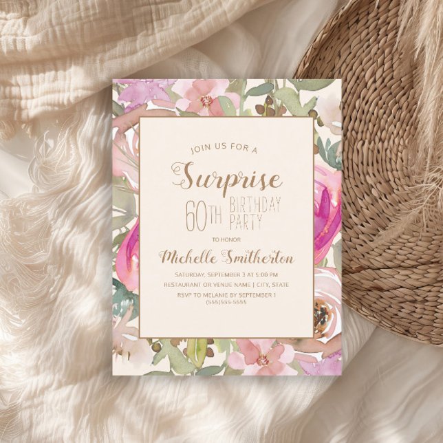 Invitación Sorpresa suave de la flor púrpura púrpura púrpura  (Pink watercolor floral and sage green leaves surprise 60th birthday party invitation)
