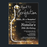 Invitación Sorpresa: Vino de cumpleaños 70, envejecido a la p<br><div class="desc">Sorpresa 70.ª Invitación al cumpleaños del vino. Ageto a la perfección. Vino Rojo. Invitación a la degustación de vino. Purpurina negro y oro Champaña. 18 20 21 30 40 50 60 70 80 90 100, Cualquier edad. Para más personalización, haga clic en el botón "Personalizar" y utilice nuestra herramienta de...</div>